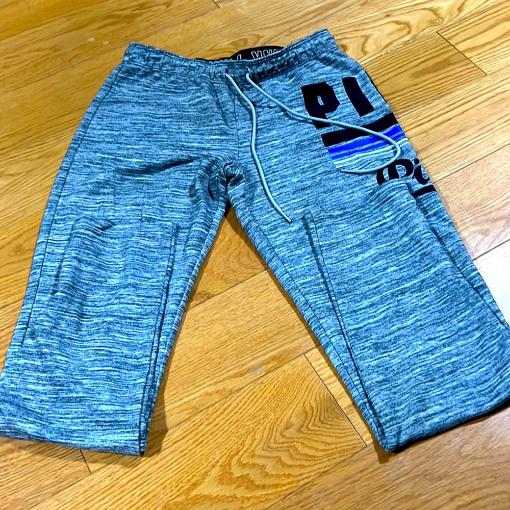 Pre-Owned by Victoria Secret Women Jogging Pants, size Small in great condition.